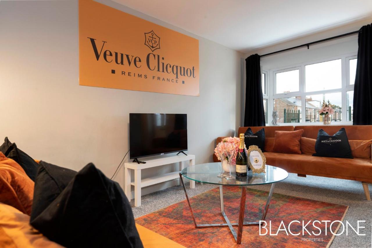 Champagne House - 4 Bed Property Plus 2 Sofa Beds By Bpne Darlington  Dış mekan fotoğraf